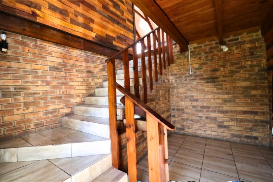 6 Bedroom Property for Sale in Sandbaai Western Cape